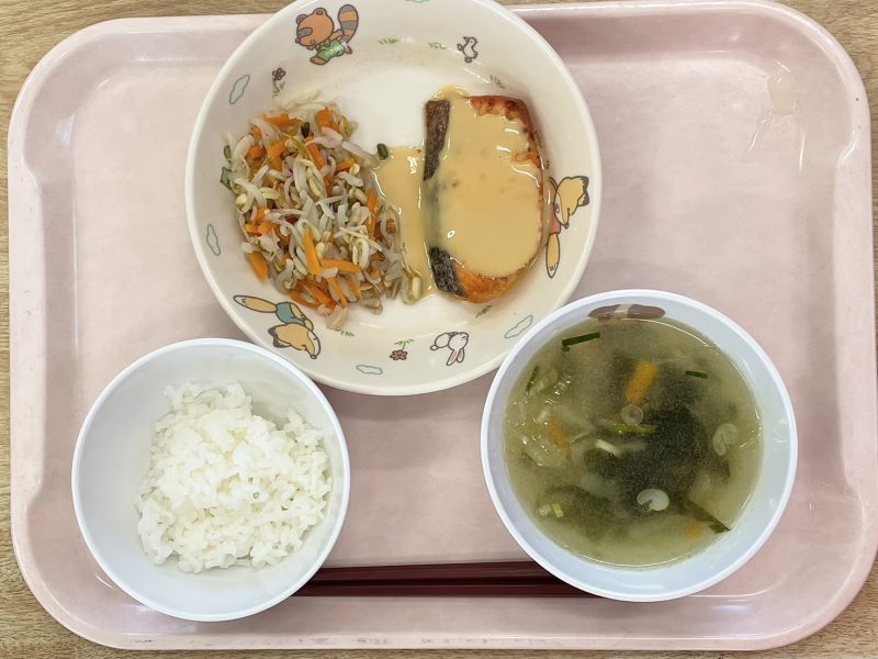 8/20　　　　今日の給食とおやつ🥢