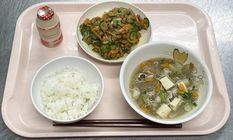 11/21　　　　今日の給食とおやつ🥢