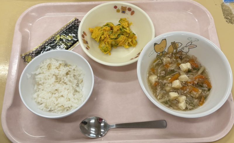 2/27　　　　今日の給食とおやつ🥢